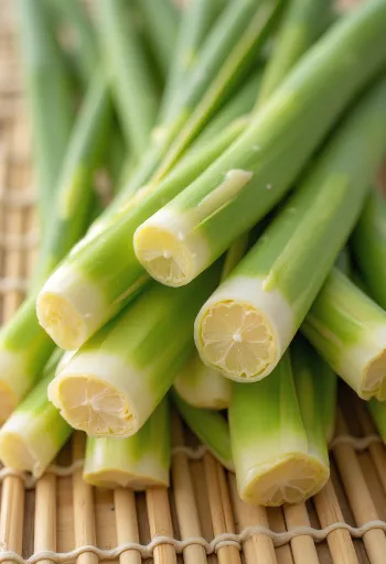 Citronella essiccata e polvere di citronella su superficie da cucina