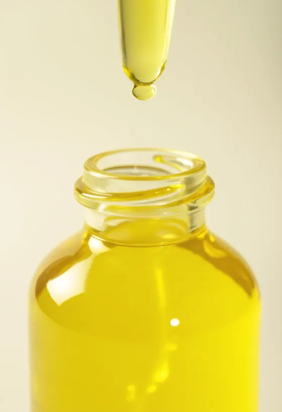 Olio essenziale di limone in boccetta ambrata con limoni freschi