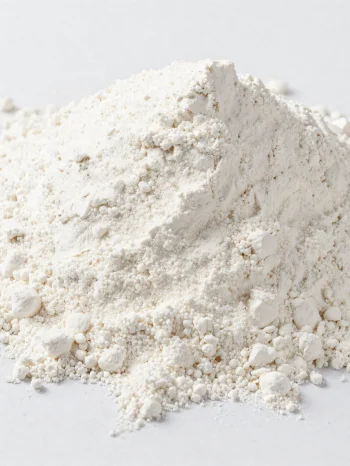 Farina di cocco in ciotola di ceramica, polvere fine chiara su legno