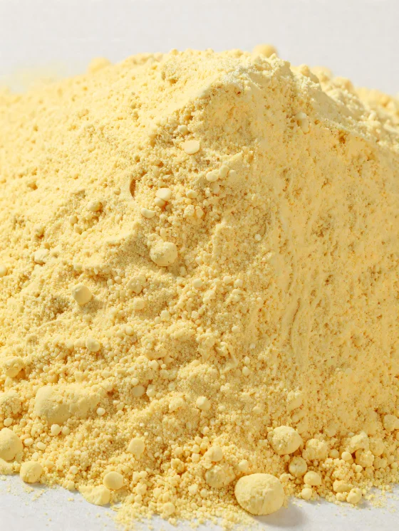 Farina di mais gialla in polvere in ciotola di ceramica su legno