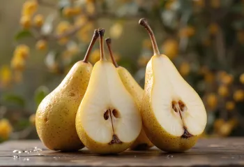 Pere Kaiser intere e a fette su tagliere di legno