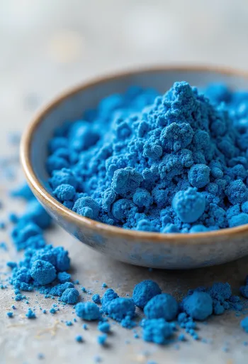 Polvere di spirulina blu in vasetto di vetro con alghe decorative