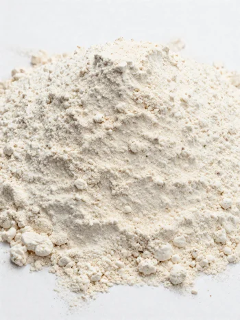 Farina di farro in ciotola di ceramica, tonalità beige naturale