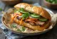 Bánh Mì Classico servito, con verdure fresche dai sapori ricchi e manzo.