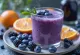 Smoothie viola arancia e mirtilli con cannuccia
