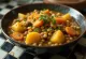 Sambar con verdure miste servito con riso e contorno di verdure