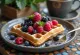 Waffle ai frutti di bosco con bacche fresche e miele