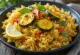Paella vegana alle verdure nella padella
