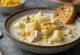 Chowder cremoso di pollo servito con verdure e mais