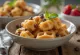 Bocconcini di waffle con gocce di cioccolato e frutta