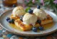 Leipäjuusto con formaggio e gelato alla vaniglia, decorato con mirtilli freschi