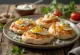 Bocconcini di mini pita con ripieni misti: hummus, pollo, melanzane, feta, verdure
