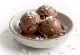 Gelato al cioccolato e latte di cocco servito in palline