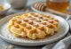Waffle alla vaniglia con frutta fresca e panna montata