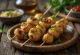 Satay di funghi, spiedini di funghi grigliati con verdure fresche