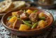 Caldillo con patate fumante, zuppa spagnola ricca di pezzi di carne
