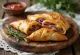 Calzone con cipolla rossa e formaggio appena sfornato