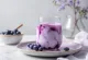 Kefir probiotico ai mirtilli decorato con mirtilli freschi