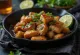 Sosatie allo zucchero di canna, piatto contenente marinata di pollo e coriandolo