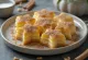 Pandoro con polvere di noci, dal ricco sapore di noce e cannella