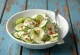 Insalata di cetrioli allo yogurt e aneto BBQ in ciotola