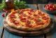 Pizza al salame piccante con peperoncino servita