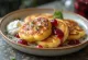 Frittelle di ricotta dorate servite con marmellata