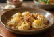Pierogi classici, ripieni di ricotta e cipolla fritta, serviti