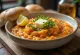 Pav Bhaji alle patate dolci, in una ciotola salsa cremosa di patate dolci, con panini croccanti e burro