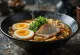 Ciotola di Ramen classico, con pasta, uovo e condimenti