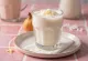 Lassi al cocco servito con ghiaccio e scaglie di cocco