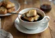 Leipäjuusto intinto nel caffè, servito delicatamente