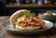 Panini Bao con salmone al forno, cotti al vapore, presentazione semplice
