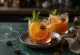 Punch speziato ai chiodi di garofano servito in tazza trasparente