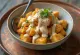 Tofu arrosto con dressing di tahina e limone servito con prezzemolo fresco e semi di sesamo