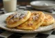 Syrniki alla vaniglia, frittelle di ricotta dorate spolverate con zucchero vanigliato