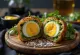 Scotch egg con ripieno di verdure in panatura dorata