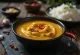 Salsa al curry, cocco e peperoncino servita