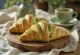 Croissant al matcha dal colore verde brillante