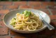 Pasta cremosa ai porri con yogurt naturale servita con prezzemolo fresco