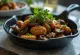 Funghi al tamari, piatto speziato preparato con salsa tamari e funghi freschi, decorato con coriandolo e foglia di lime