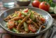 Insalata Tashkent con manzo, verdure fresche e coriandolo