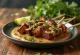 Satay di tempeh con salsa di arachidi, spiedini grigliati serviti con salsa