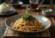 Zaru soba con wasabi, soba fresca, servita con salsa di soia, lime e coriandolo