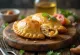 Empanadas di pollo tagliate a metà, con ripieno succoso