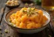 Gajar ka halwa con latte, carote fresche in salsa lattiginosa, servito fresco