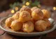 Zeppole allo zucchero e cannella, dorate e cosparse di zucchero