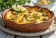 Torta Capixaba al coriandolo, superficie dorata, con frutti di mare