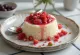 Torta mousse di riso al latte con frutta fresca e confettura