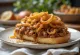 Classico panino Sloppy Joe, ricco ripieno di macinato e cipolla